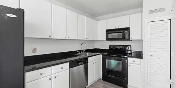 Image 3: Spacious kitchen