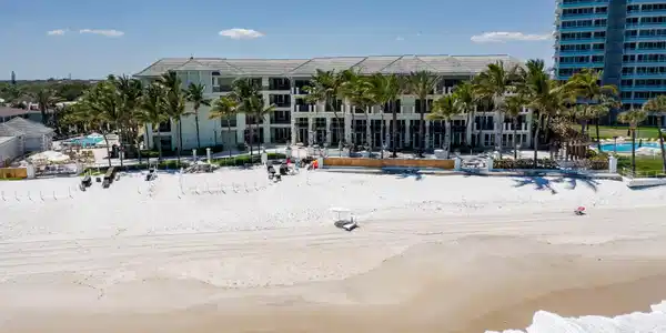 Image 3: Hotel Back