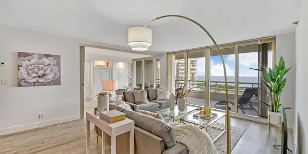Image 4: Living Room