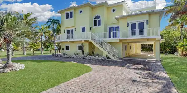 Image 2: 2-Custon Luxury Waterfront