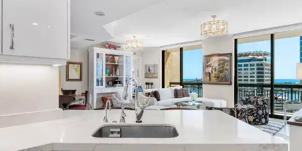 Image 4: Kitchen