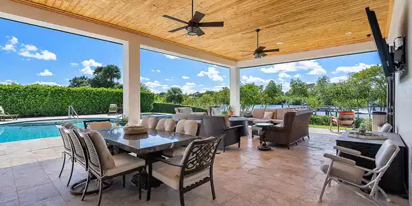 Image 4: HUGE lanai