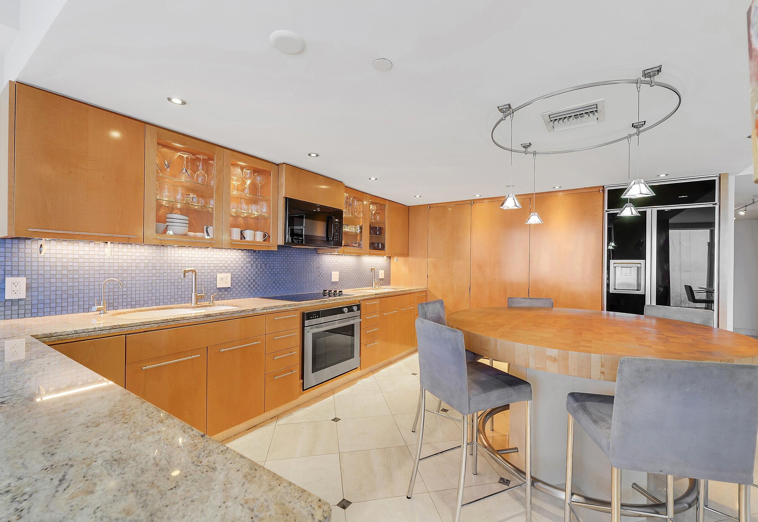 Image 3: Kitchen