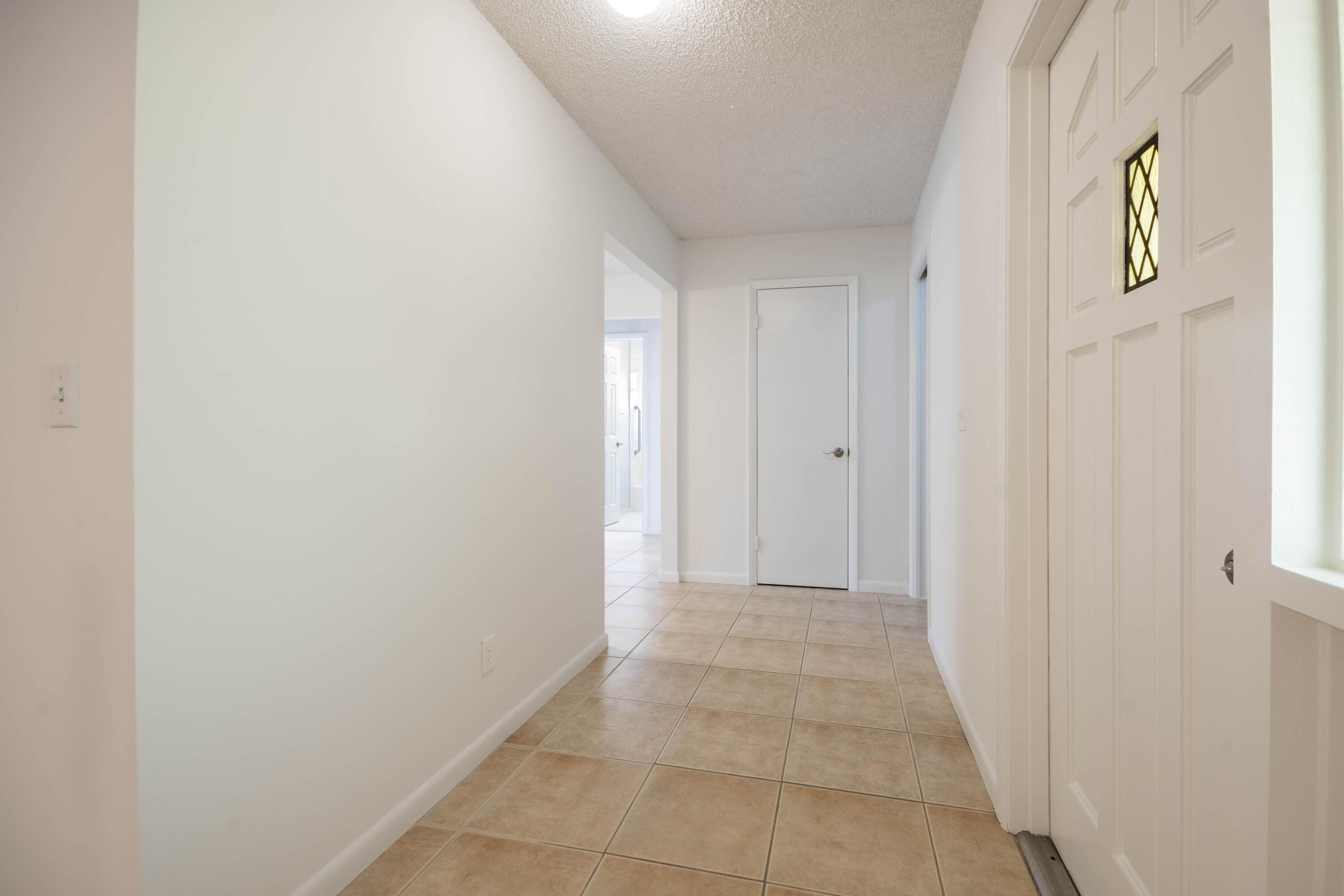 Image 4: Foyer