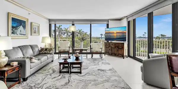 Image 4: Large open space with great view