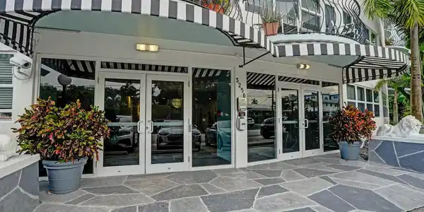 Image 3: Main Entrance to Le Cercle by the Beach
