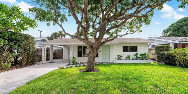 1720 N Ocean Breeze