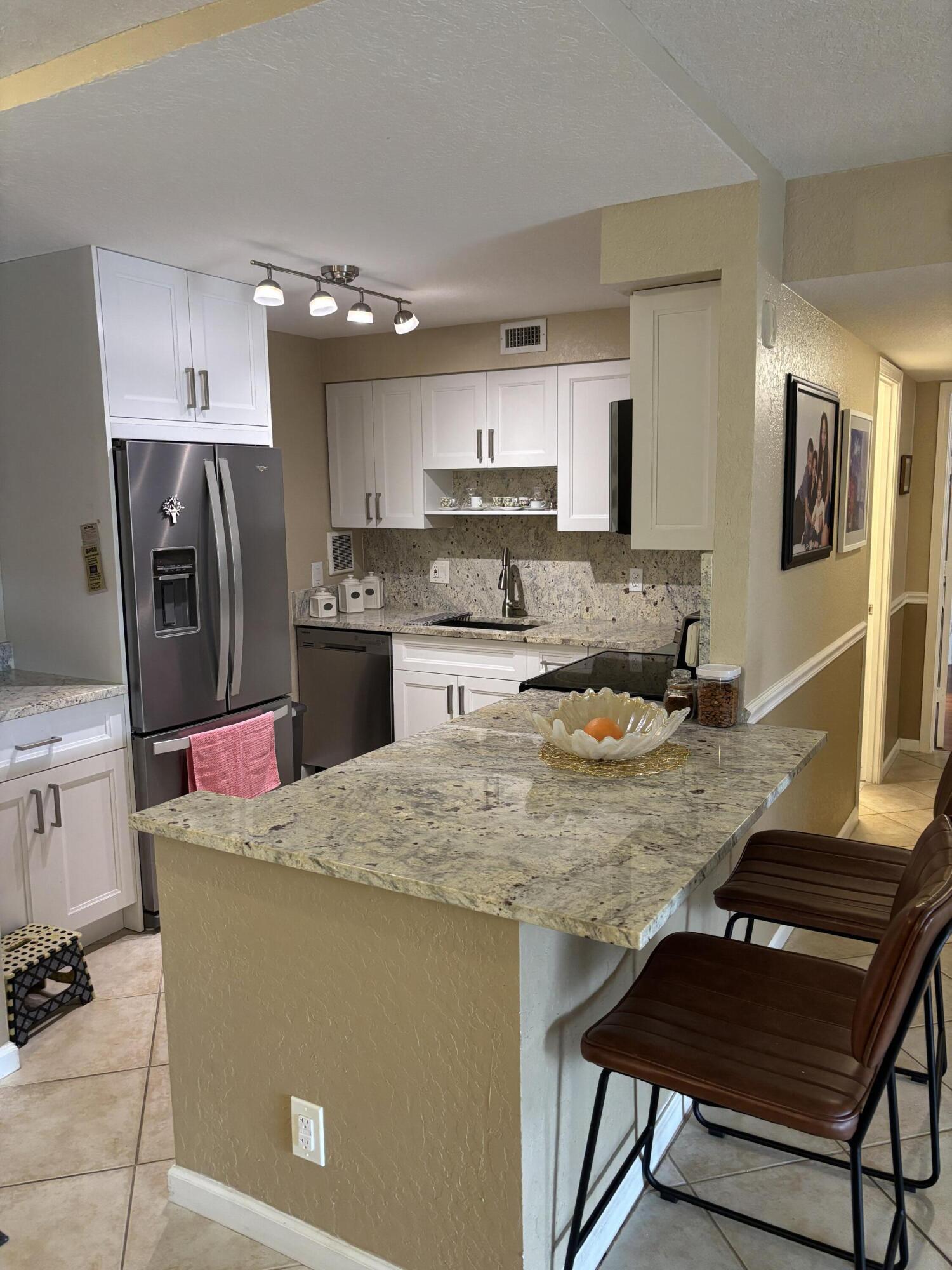 Image 2: BEAUTIFUL KITCHEN