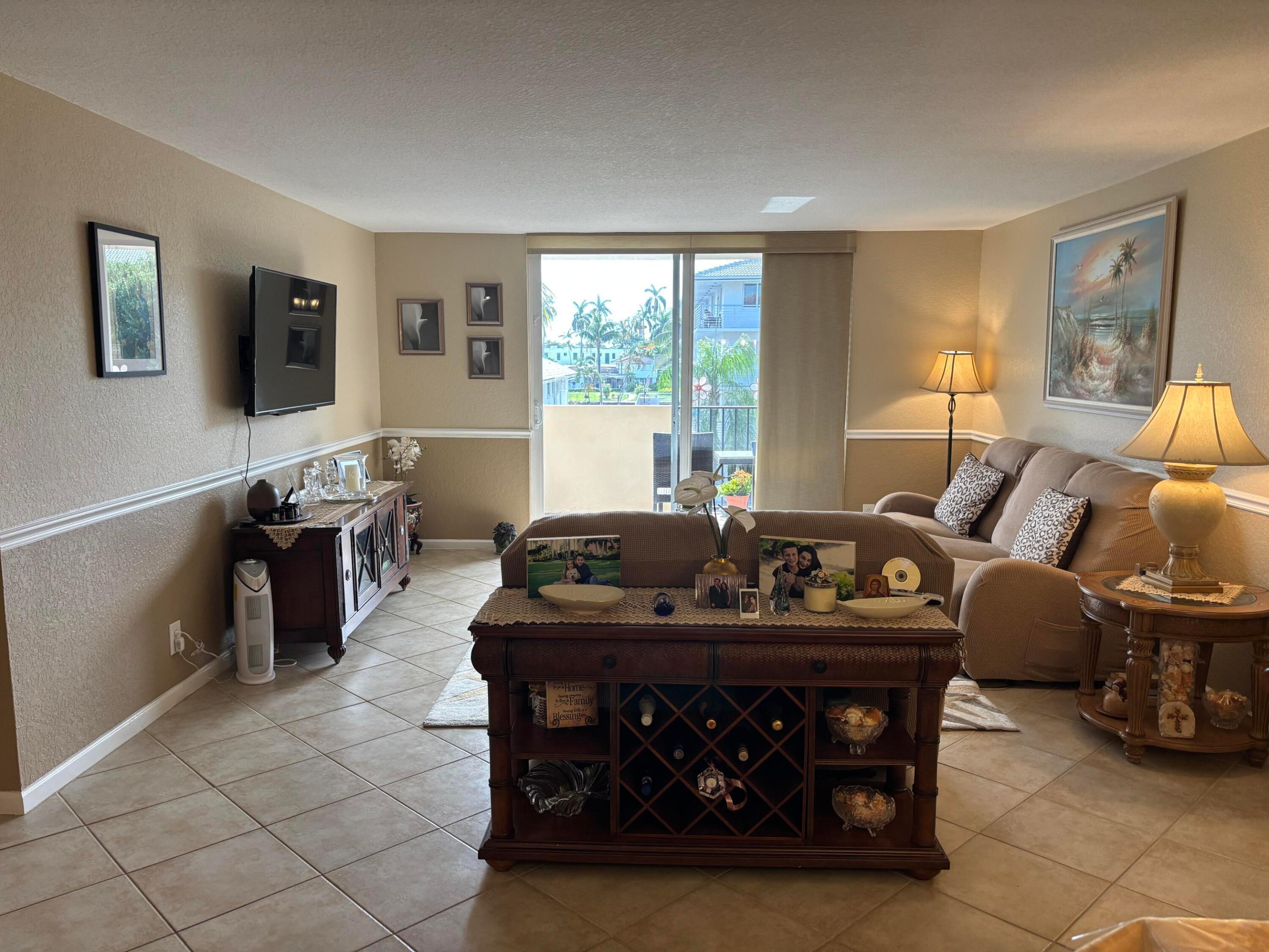 Image 4: LIVING ROOM