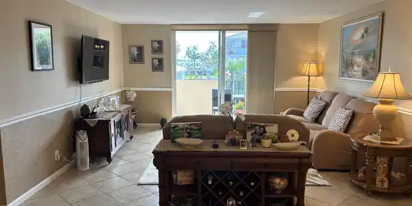 Image 4: LIVING ROOM