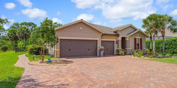 4884 SW Gossamer Circle