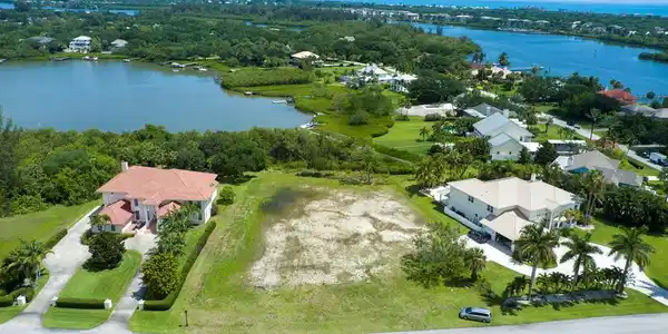 1850 Bayview Court
