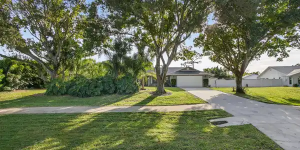 2530 NE Pinecrest Lakes Boulevard