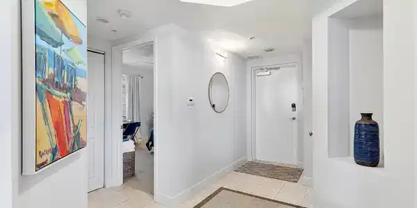 Image 4: welcoming foyer entrance