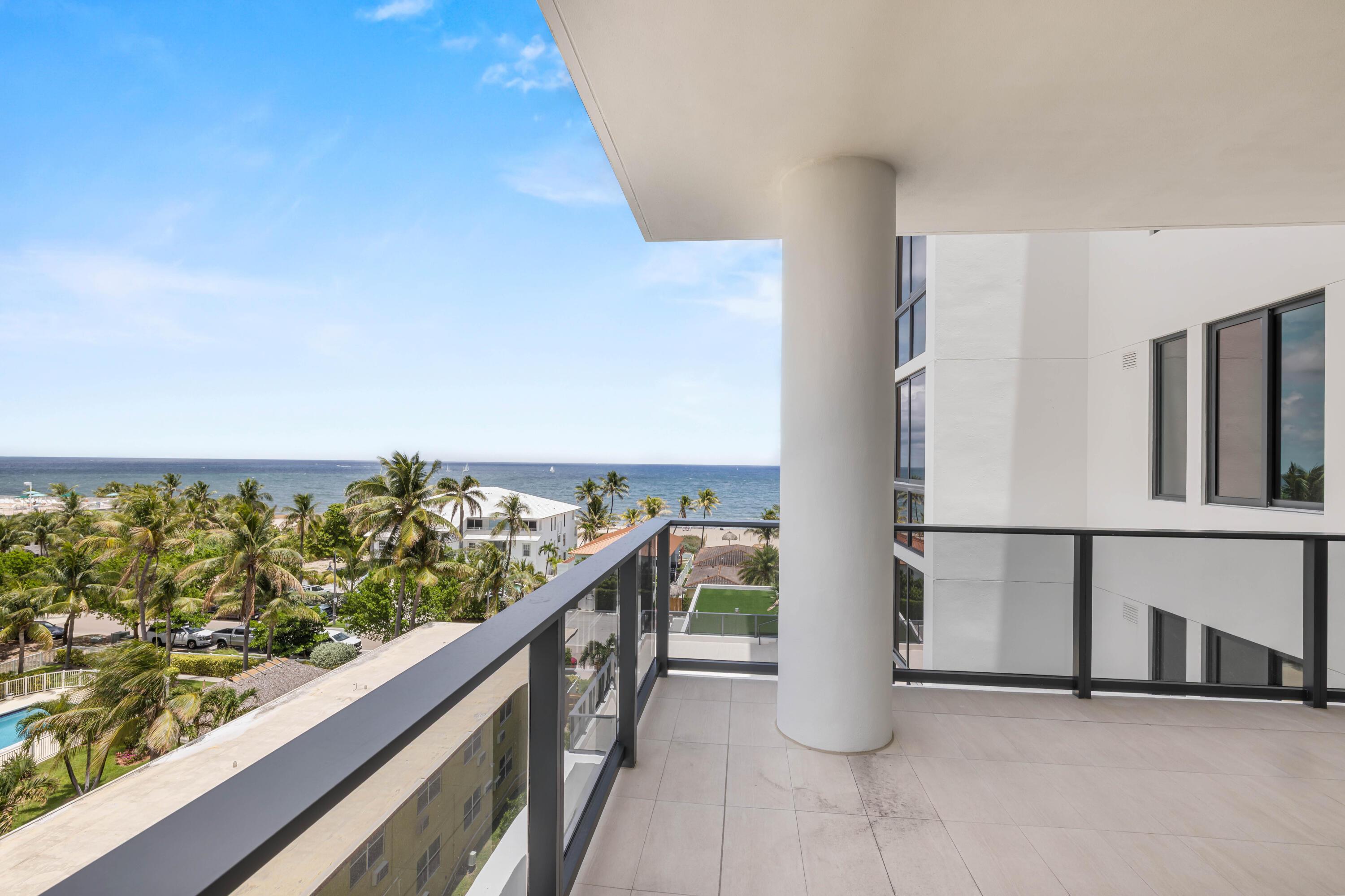 Image 2: Expansive Outdoor Terrace