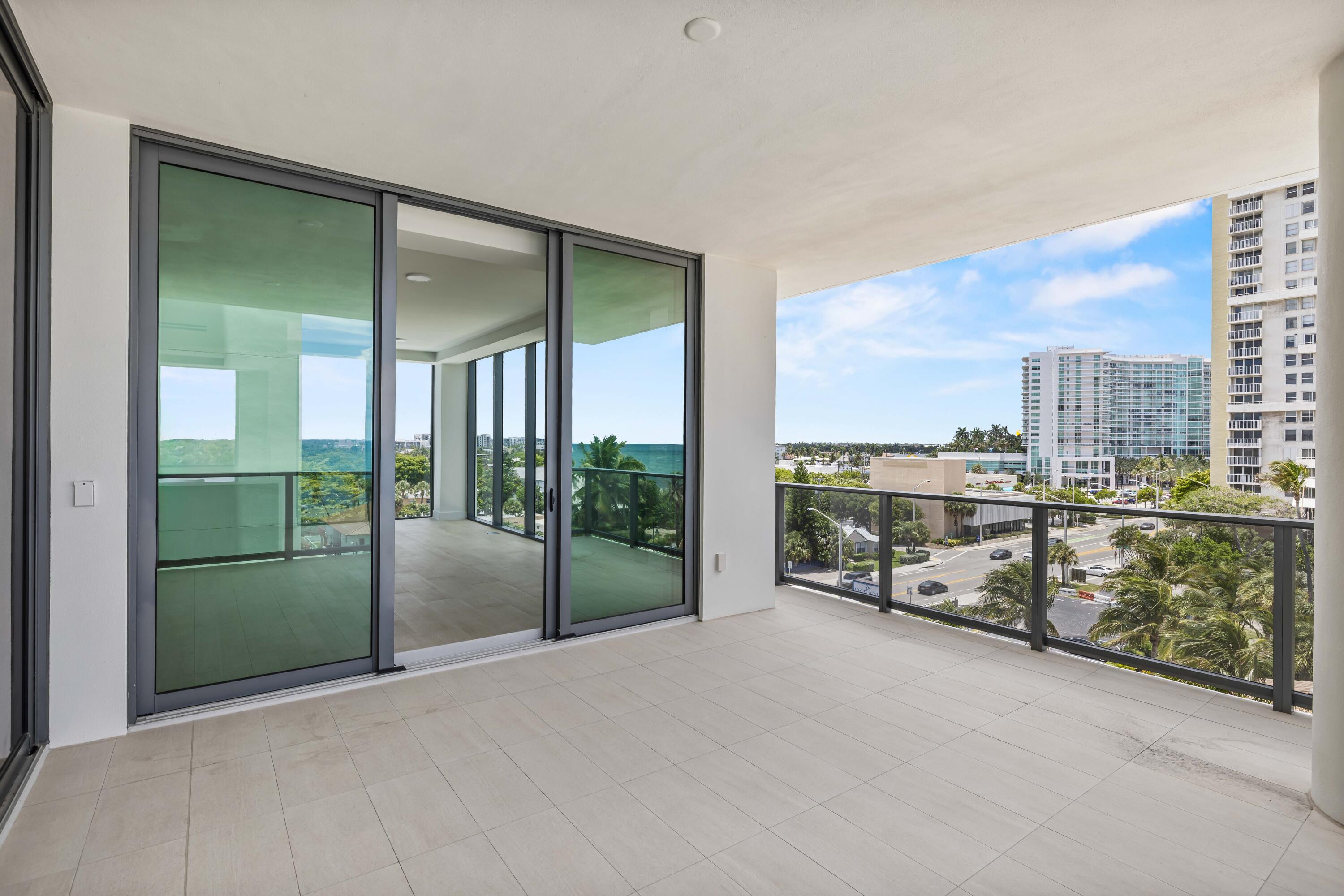 Image 3: Expansive Outdoor Terrace