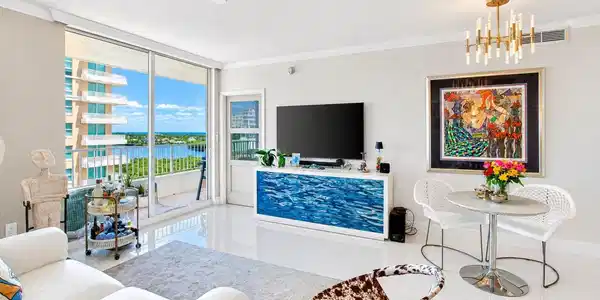 Image 3: Living room with water view