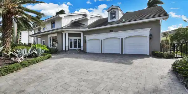 2782 NE 3rd Street