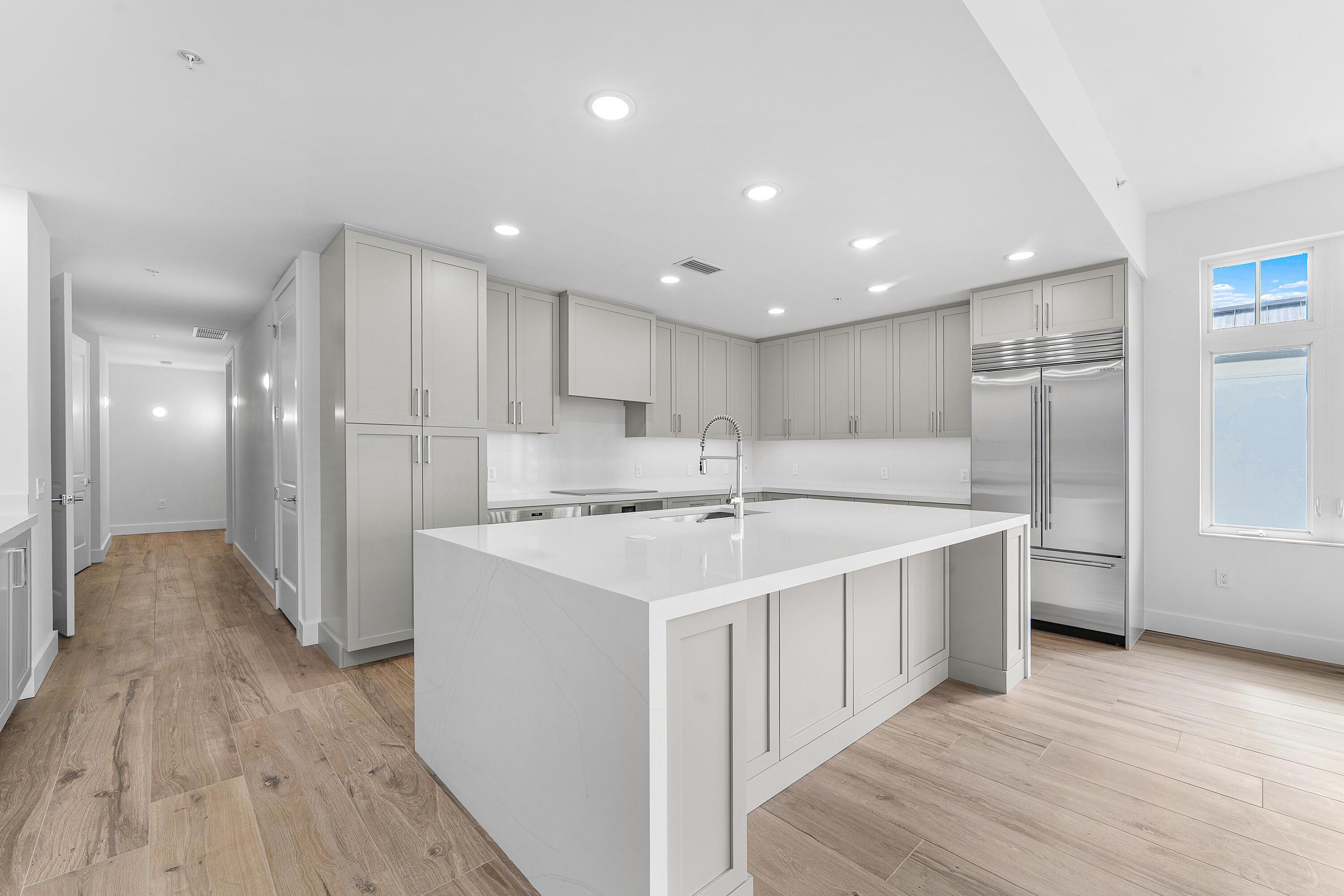 Image 4: 007-184LakeDrive-2303-PalmBeachShores-FL