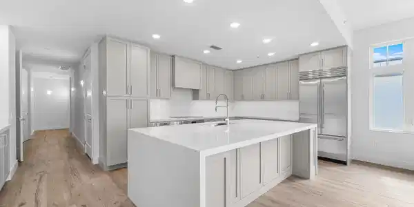 Image 4: 007-184LakeDrive-2303-PalmBeachShores-FL