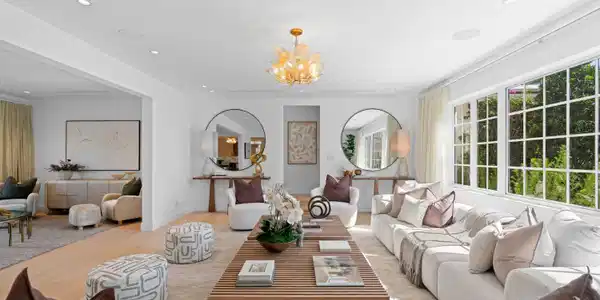 Image 4: 4-Living Room