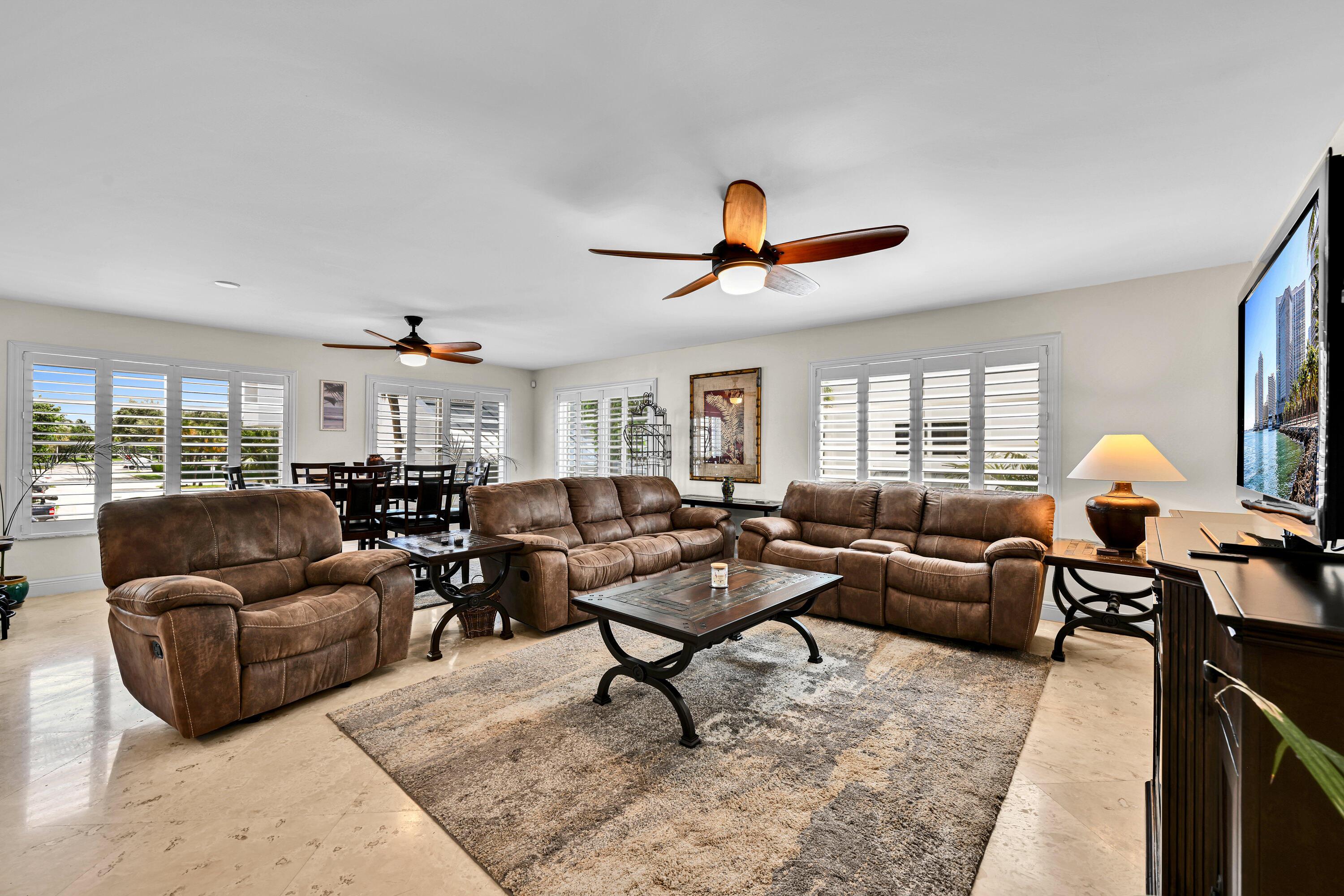Image 2: LIVING ROOM