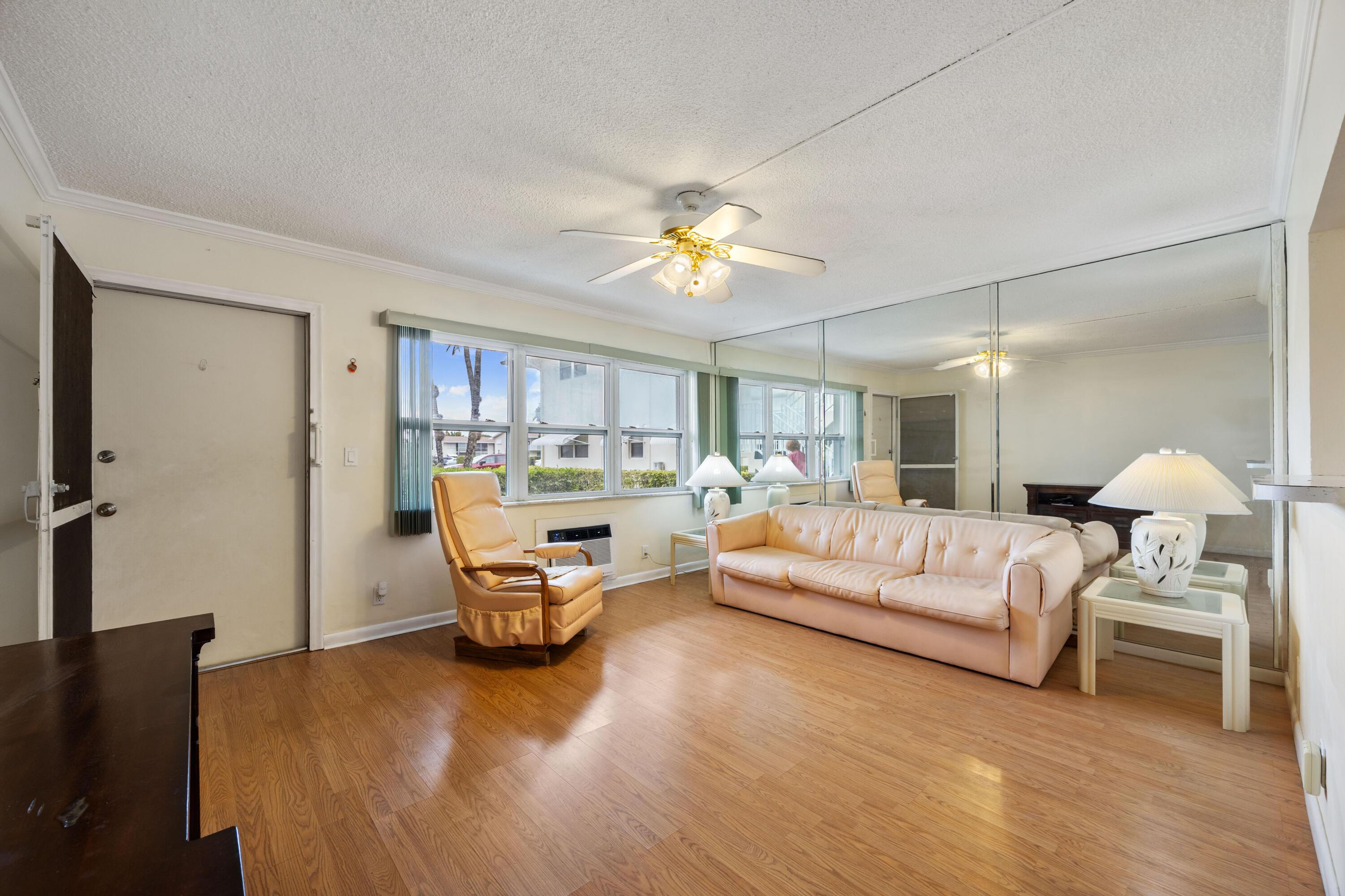 Image 4: Living Room