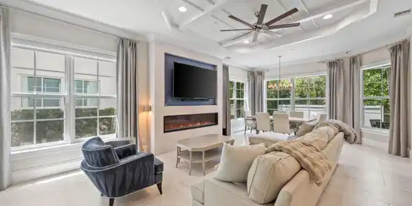 Image 4: Living Room