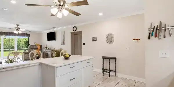 Image 4: Kitchen
