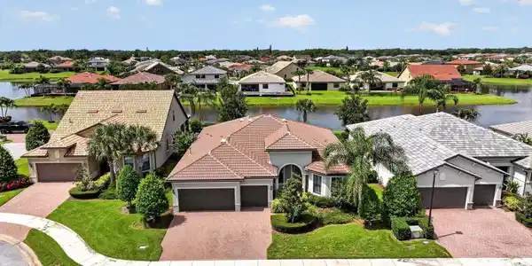 Image 2: 604 SE Monteiro Drive