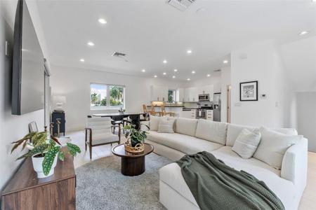 600 NE 10th Ave