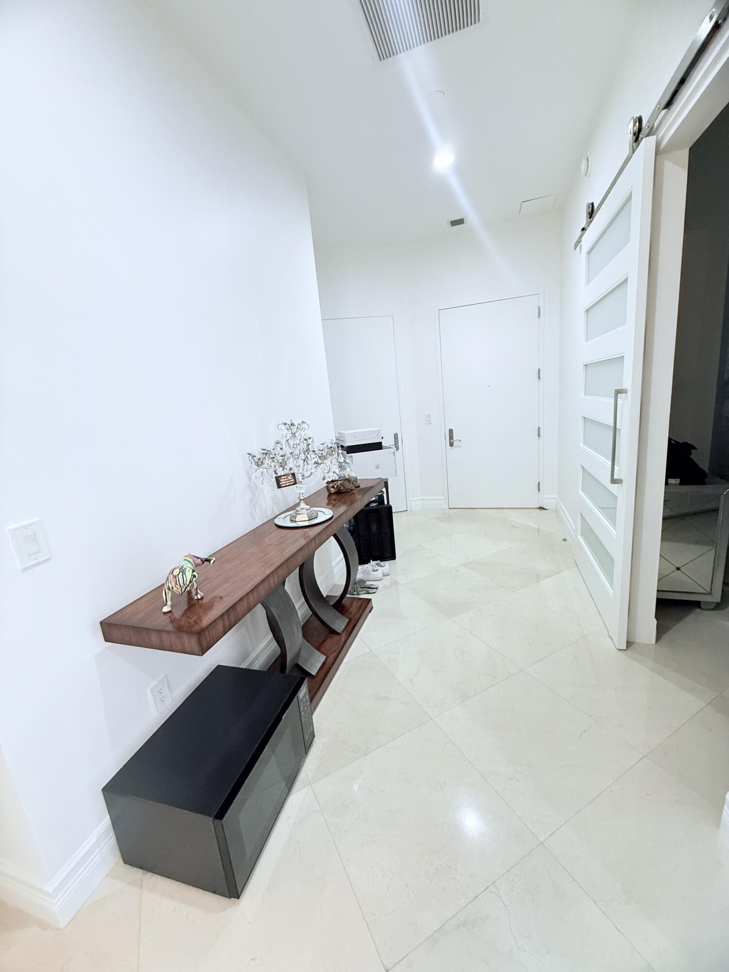 Image 4: Entrance hallway- Den to the right