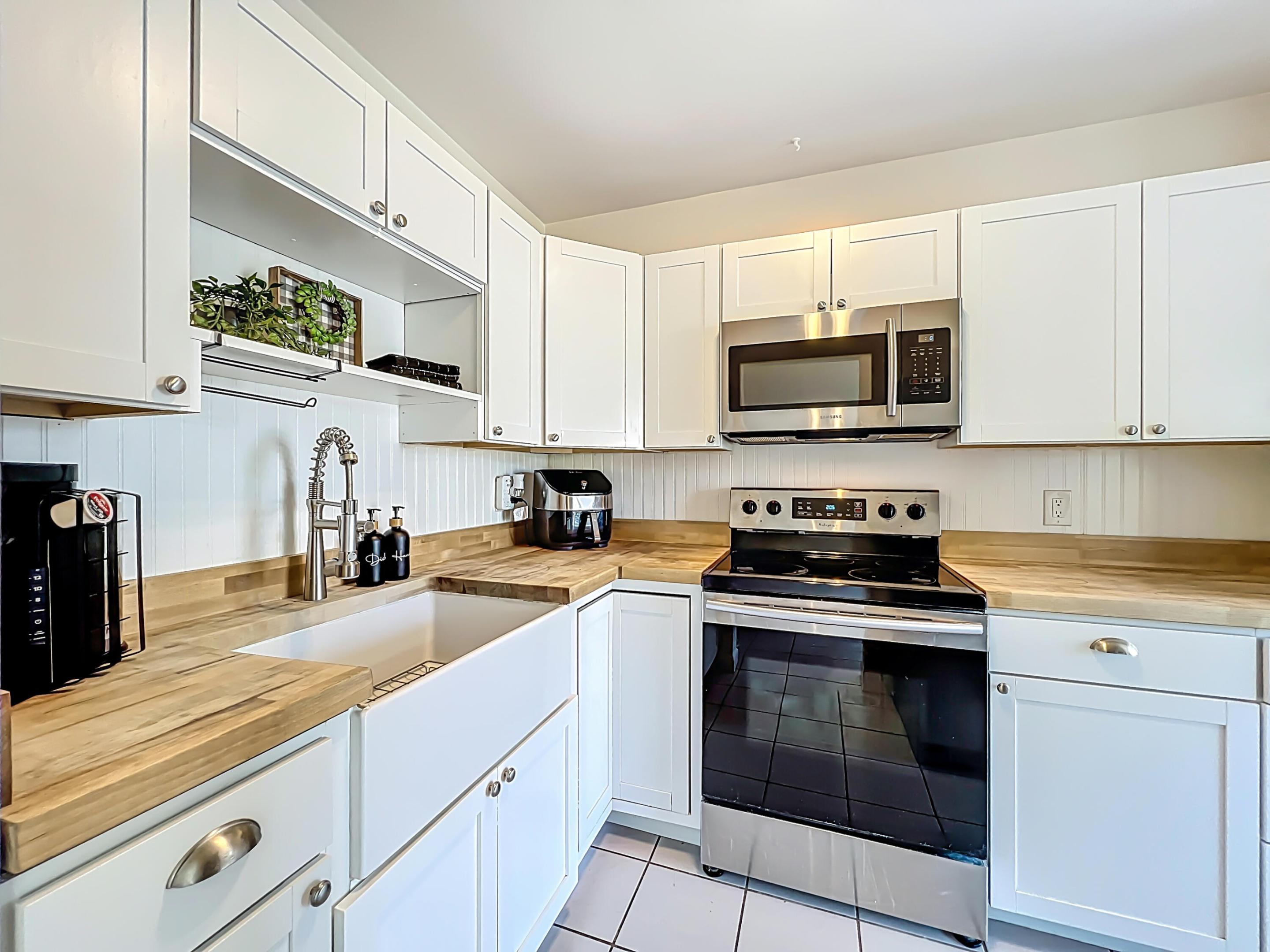 Image 3: 1090 Bianca Drive NE-23