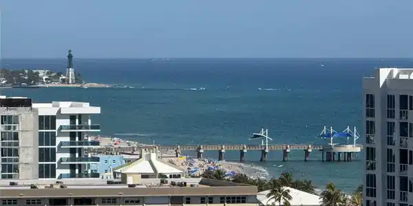 Image 3: lighthouse / pier view