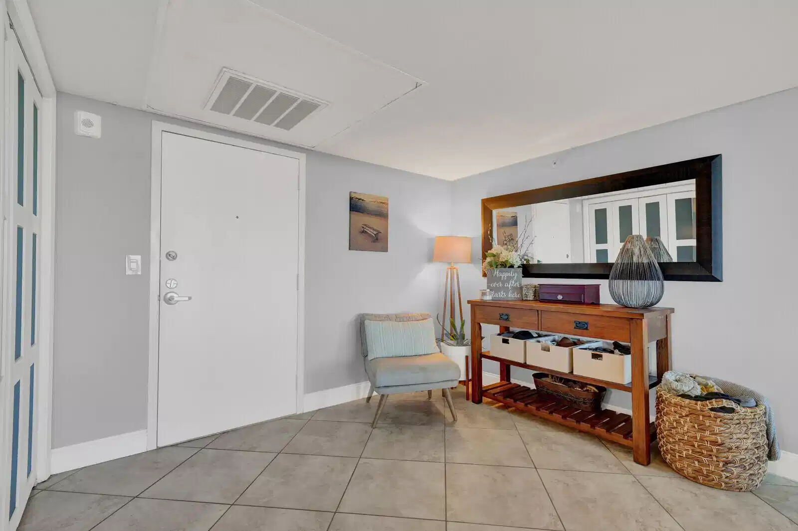 Image 1: Foyer