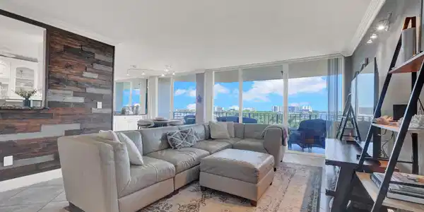 Image 3: Living Room