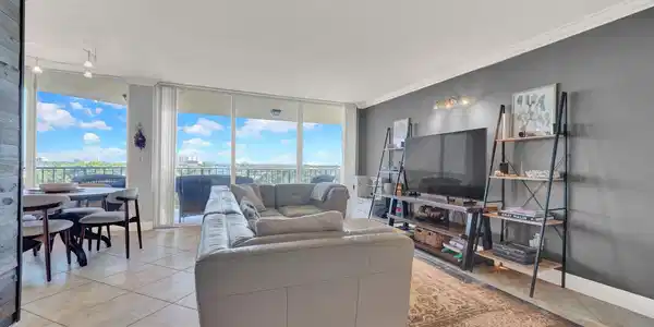 Image 4: Living Room