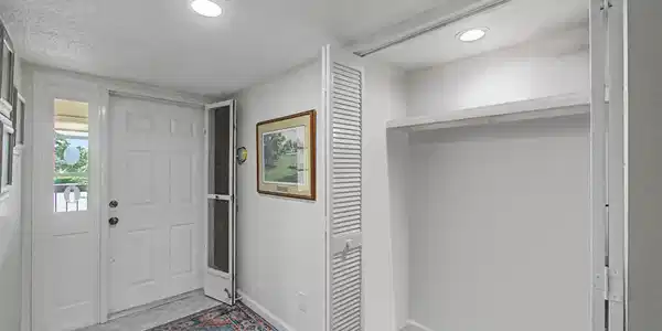 Image 4: Closet
