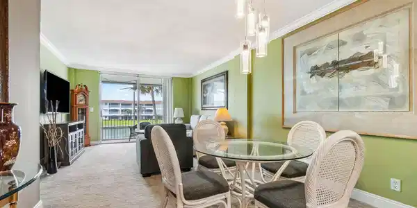 Image 4: Dining/Living Area