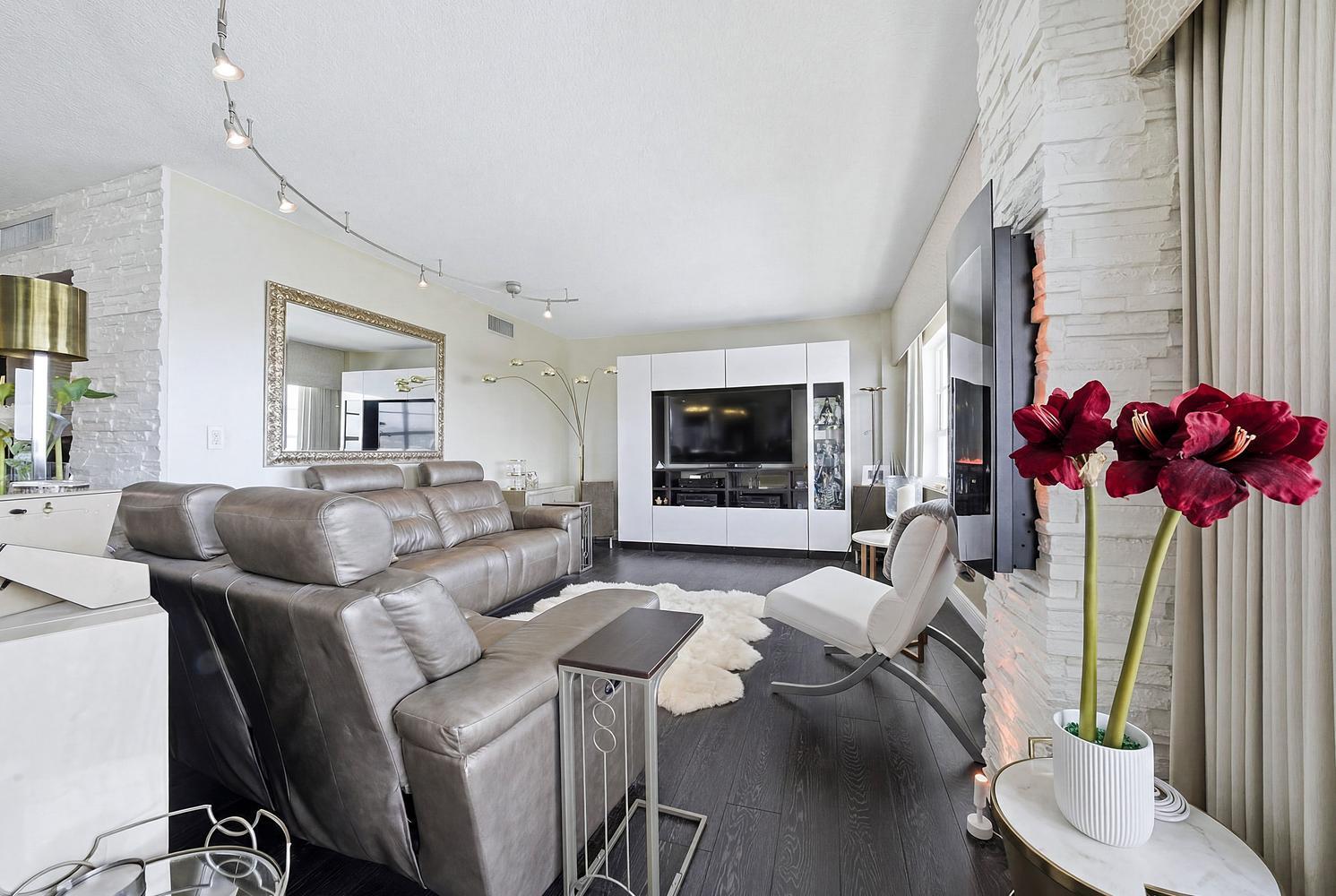 Image 4: 009-022-Living Room-1491x1000
