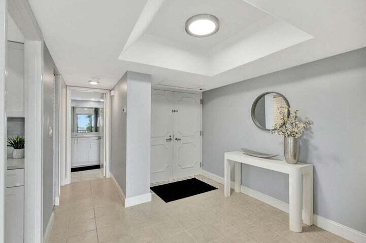 Image 3: Interior front door