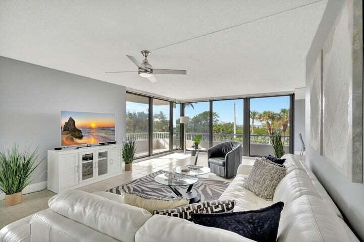 Image 4: Living Room