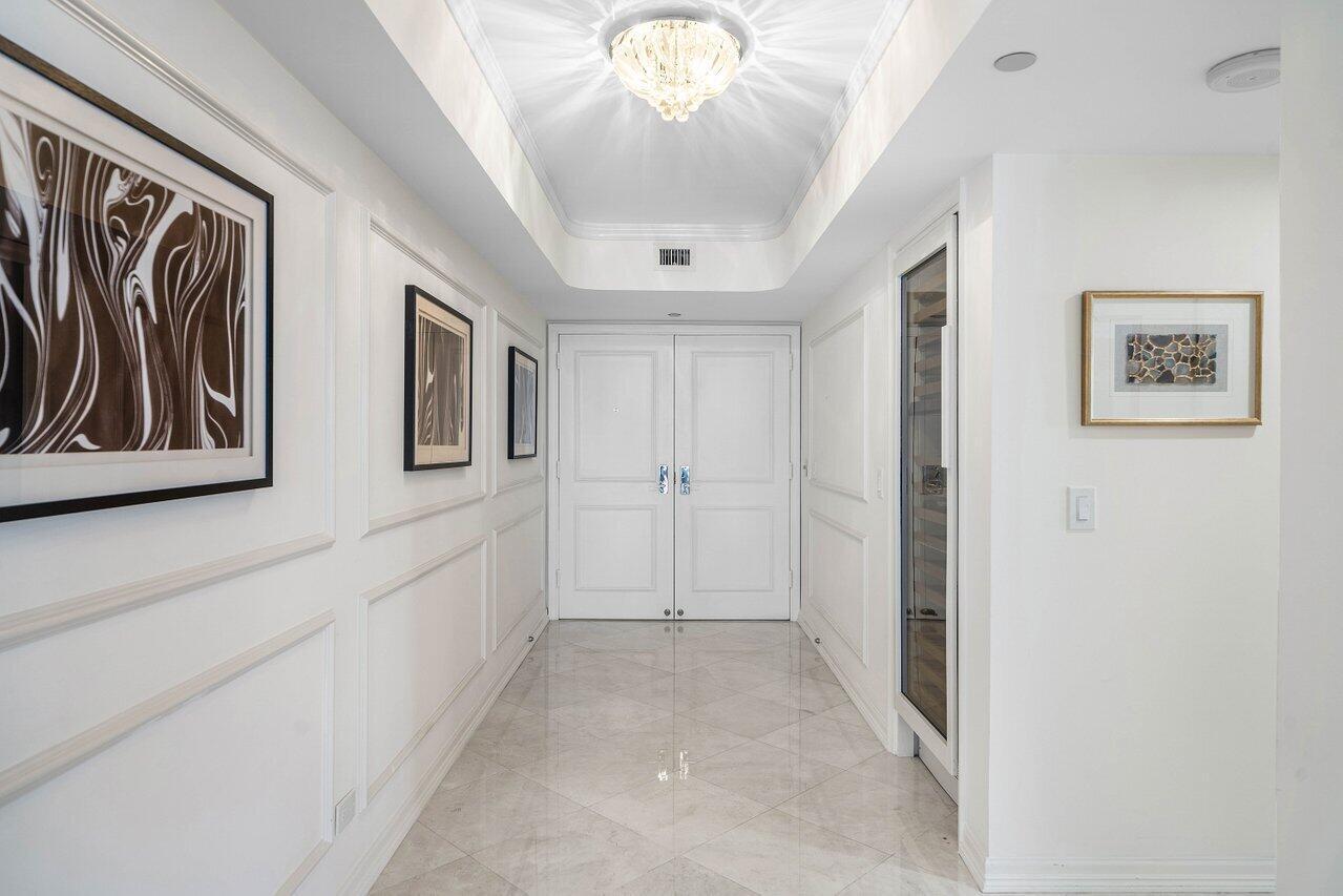 Image 4: Foyer