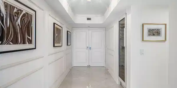 Image 4: Foyer