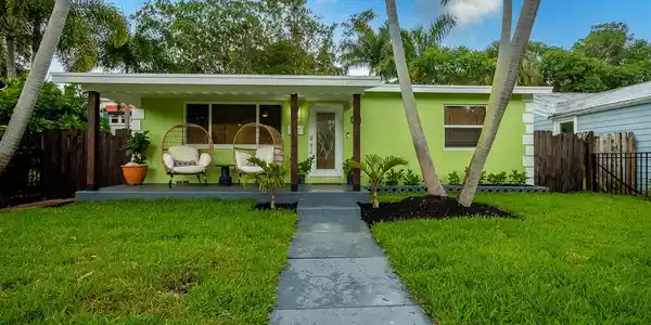 Image 2: 418 N Palmway DRONE (1 of 26)