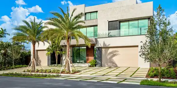Image 3: A bold contemporary exterior defined by crisp geom