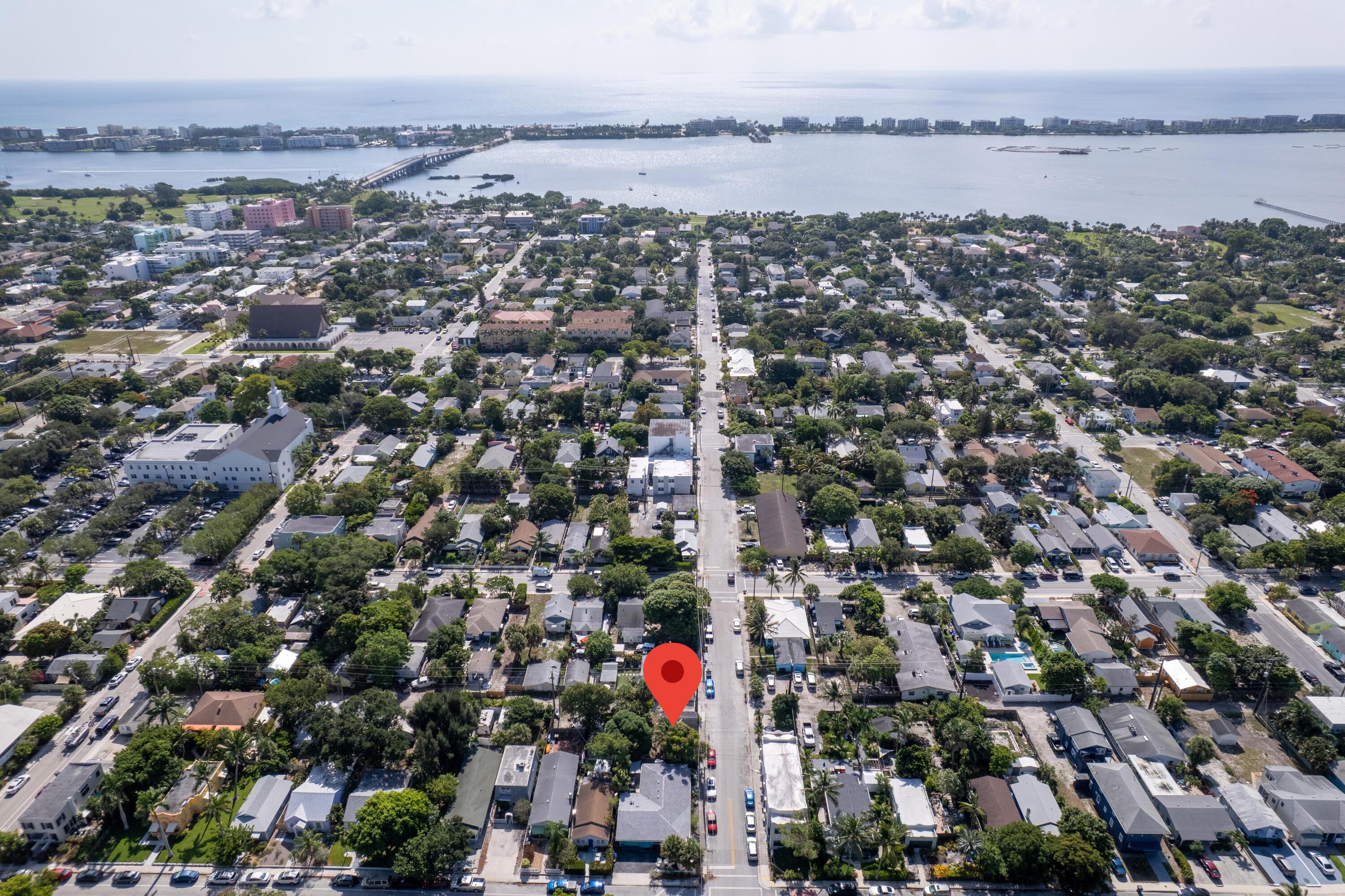 Image 2: 3 BLOCKS TO DOWNTOWN
