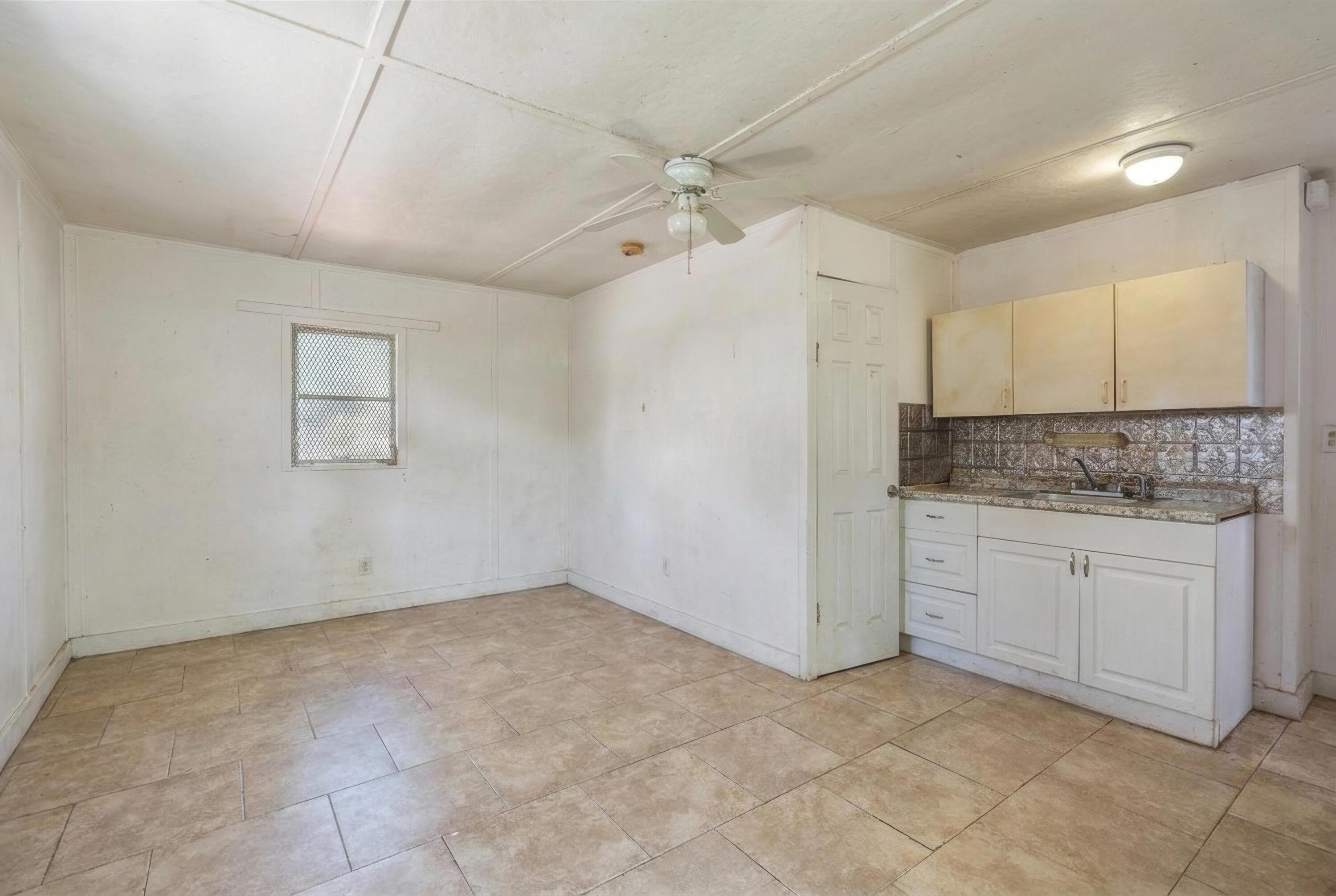 Image 3: LIVING/KITCHEN