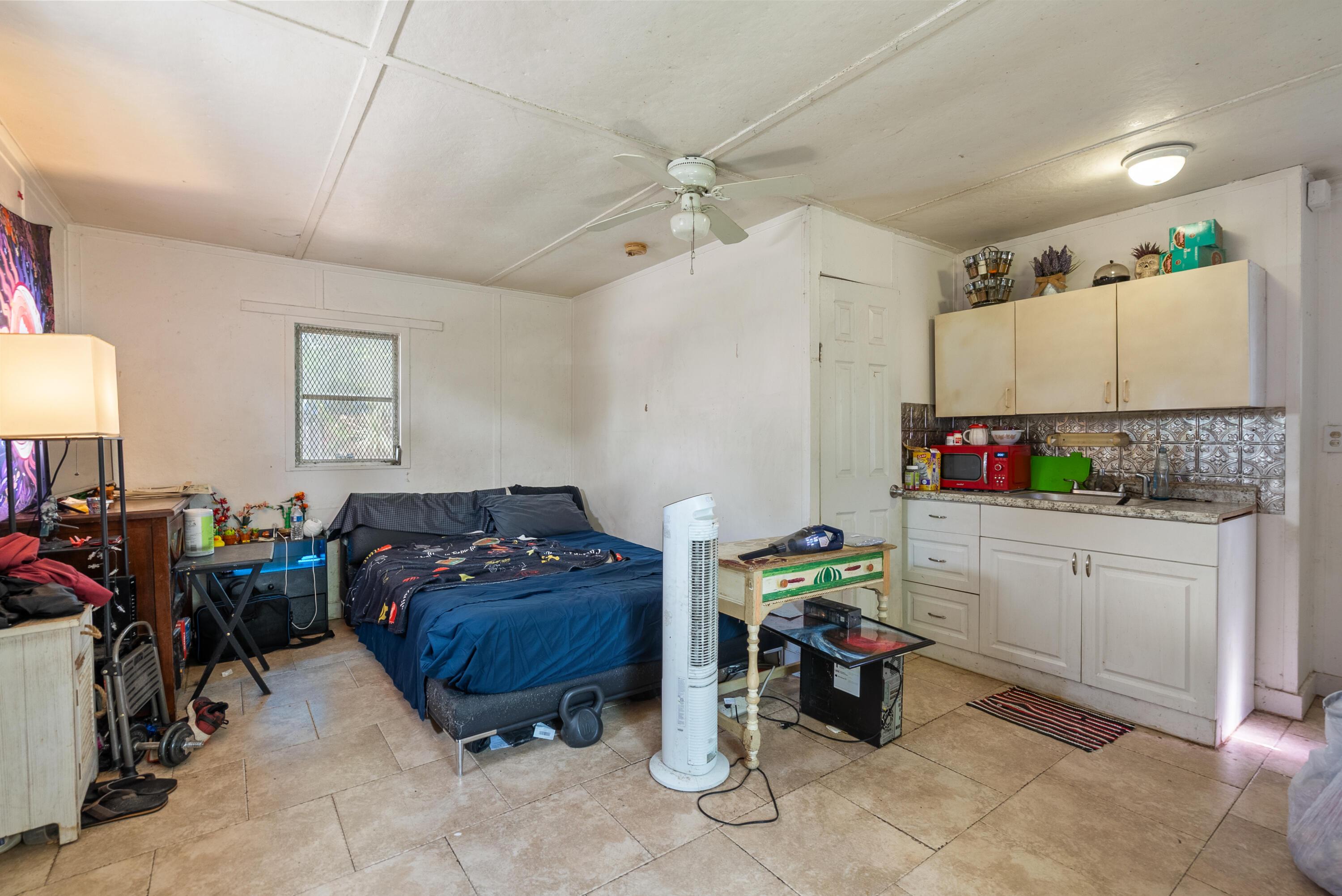 Image 4: LIVING/KITCHEN