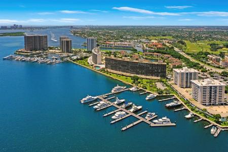 124 Lakeshore Drive
